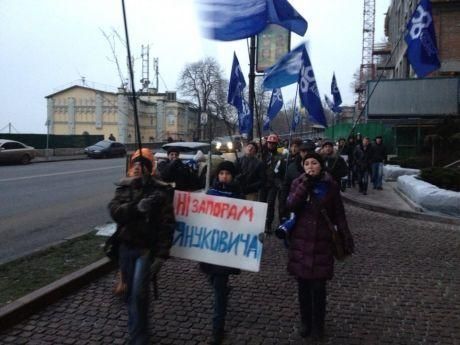 "Ні заторам Януковича!", — активісти перекрили дорогу для кортежу Президента (Фото)