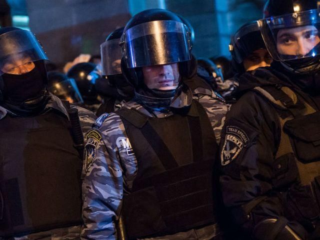 "Беркутовцы" перекрыли дорогу к Евромайдану "Беркутовцы" перекрыли дорогу к Евромайдану