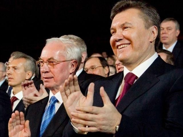 Янукович і Азаров синхронно привітали міліцію зі святом