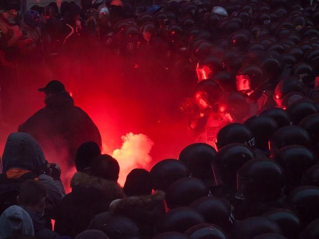 Пшонка показав у Раді кіно про побиту міліцію і радикальних молодиків Пшонка показав у Раді кіно про побиту міліцію і радикальних молодиків