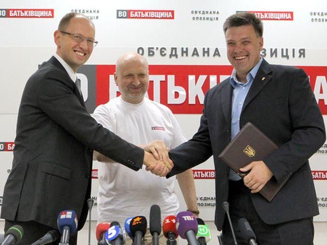 Яценюк говорит, что его, Турчинова и Тягнибока обвиняют в государственном мятеже Яценюк говорит, что его, Турчинова и Тягнибока обвиняют в государственном мятеже