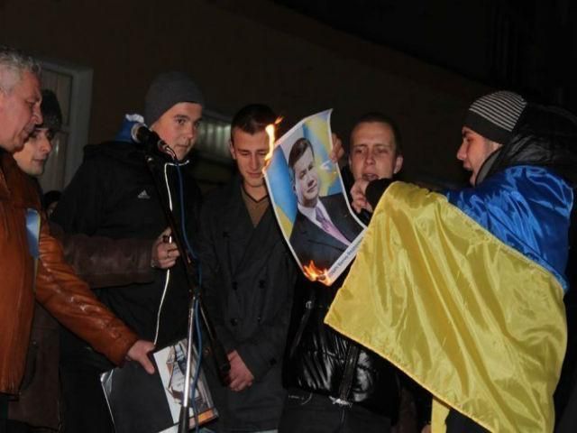 У Калуші через спалення портрета Януковича допитують 3 активістів