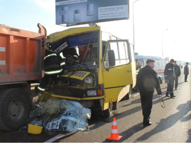 Под Львовом маршрутка въехала в КамАЗ. Пострадали 7 человек (Фото) Под Львовом маршрутка въехала в КамАЗ. Пострадали 7 человек (Фото)