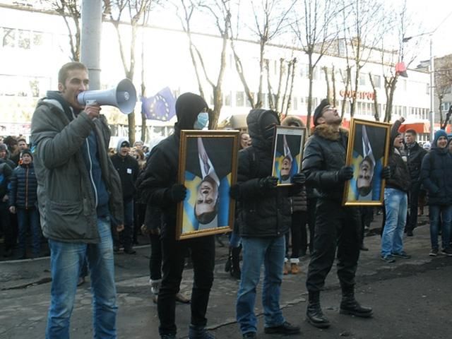 Місяць Євромайдану студенти відзначають з перевернутими портретами Януковича