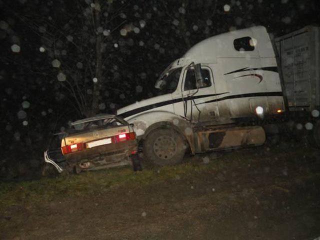Двоє людей загинуло у ДТП на Миколаївщині (Фото) Двоє людей загинуло у ДТП на Миколаївщині (Фото)