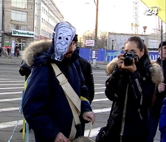 У Херсоні провели флеш-моб: підземку закидали "бімбами" У Херсоні провели флеш-моб: підземку закидали "бімбами"