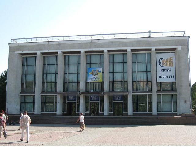 Черкаські актори поскаржилися на безгрошів'я просто посеред вистави (Відео) Черкаські актори поскаржилися на безгрошів'я просто посеред вистави (Відео)