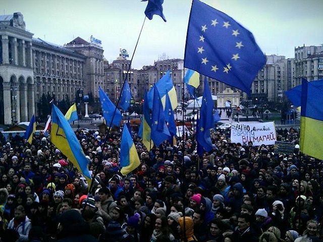 На Євромайдані уже десятки тисяч людей, у напрямку Майдану дислокується "Беркут" На Євромайдані уже десятки тисяч людей, у напрямку Майдану дислокується "Беркут"