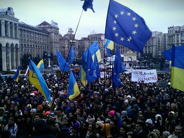 На Евромайдане уже десятки тысяч людей, в направлении Майдана дислоцируется "Беркут"