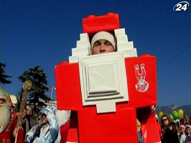 В Ялту съехались 700 новогодних персонажей В Ялту съехались 700 новогодних персонажей