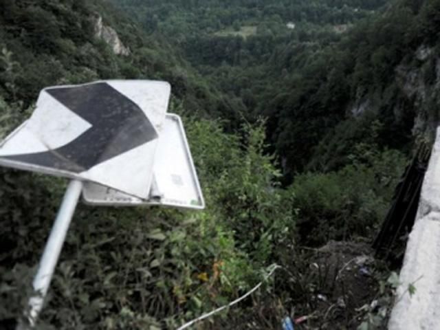 Трагедія у Бразилії: автобус з пасажирами зірвався у провалля, загинуло щонайменше 14 людей Трагедія у Бразилії: автобус з пасажирами зірвався у провалля, загинуло щонайменше 14 людей