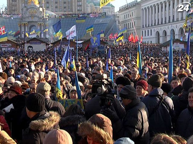 На вчерашнем вече в Киеве МВД насчитало 12 тысяч человек