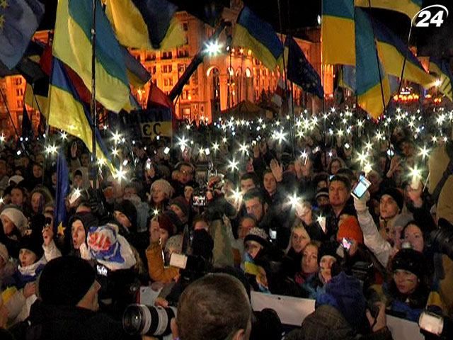 На Євромайдані розширяють сцену та встановлюють рекорди На Євромайдані розширяють сцену та встановлюють рекорди