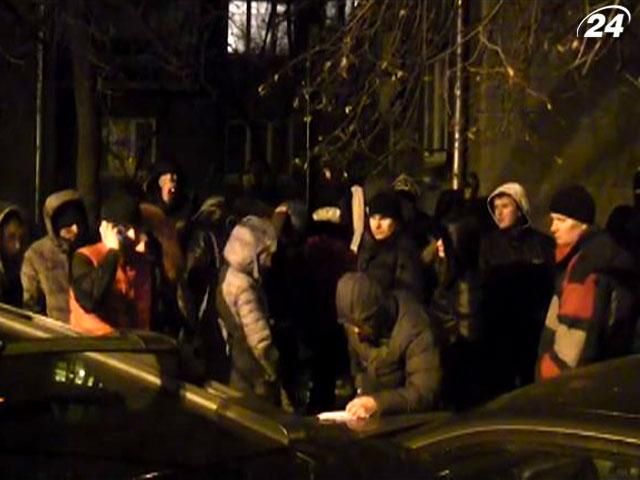 Около 100 митингующих антимайдана пикетировали офис Партии регионов
