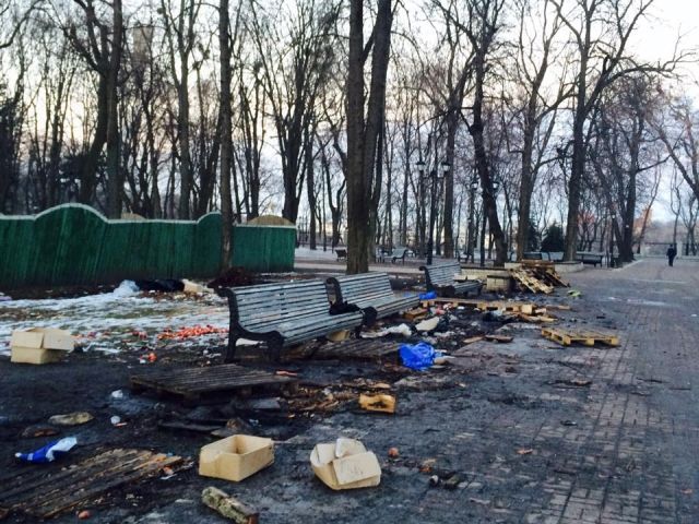 Активісти Євромайдану збираються прибирати Маріїнський парк після антимайдану