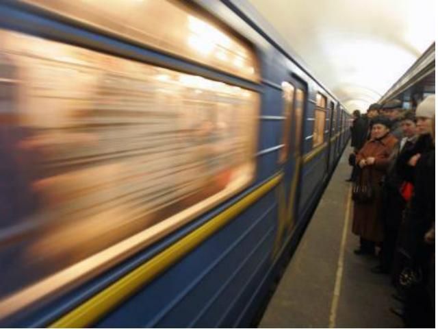 З вагонів київського метро приберуть монітори з рекламою 
