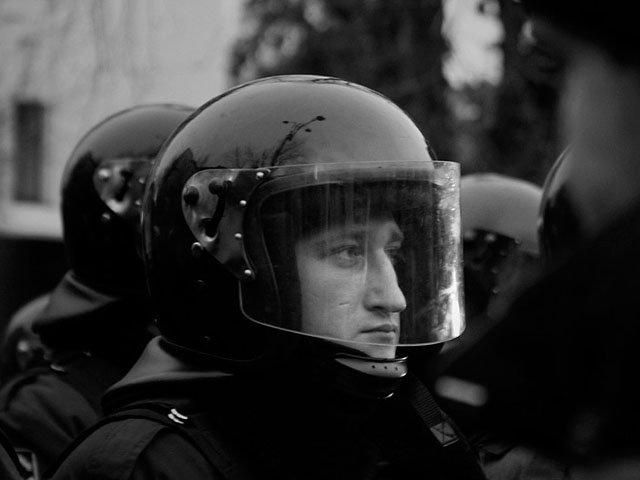 Правоохранители не пускают активистов Евромайдана к памятнику Чорноволу