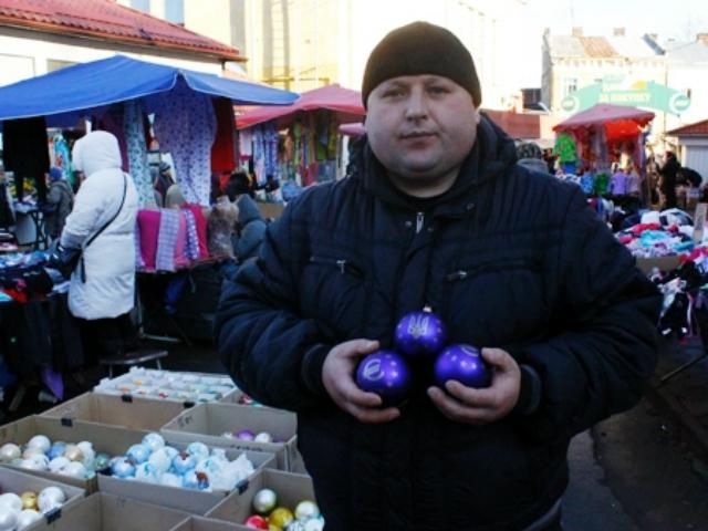 У Львові продають новорічні прикраси з євросимволікою (Фото)