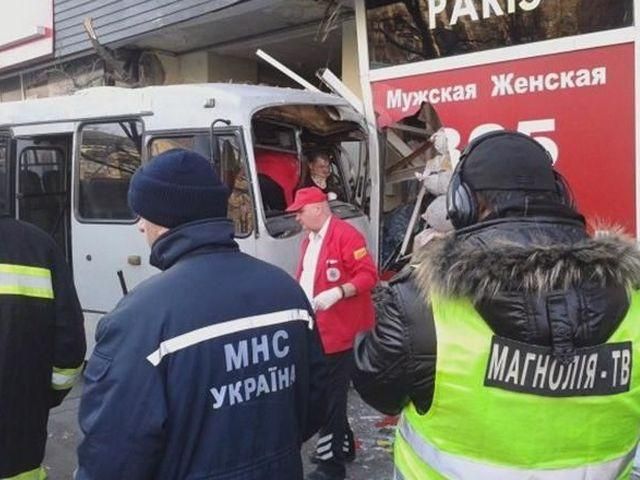 В Киеве маршрутка влетела в жилой дом