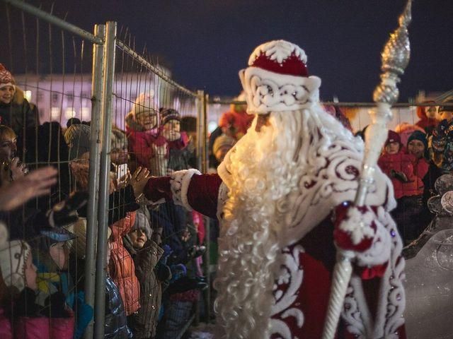 У російській Самарі Діда Мороза обгородили парканом, щоб захистити від дітей (Фото)