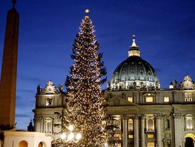 Христиане из разных уголков мира празднуют католическое Рождество