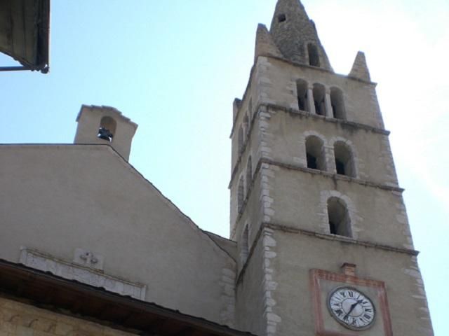 У Франції під час різдвяної меси обвалився дах церкви У Франції під час різдвяної меси обвалився дах церкви