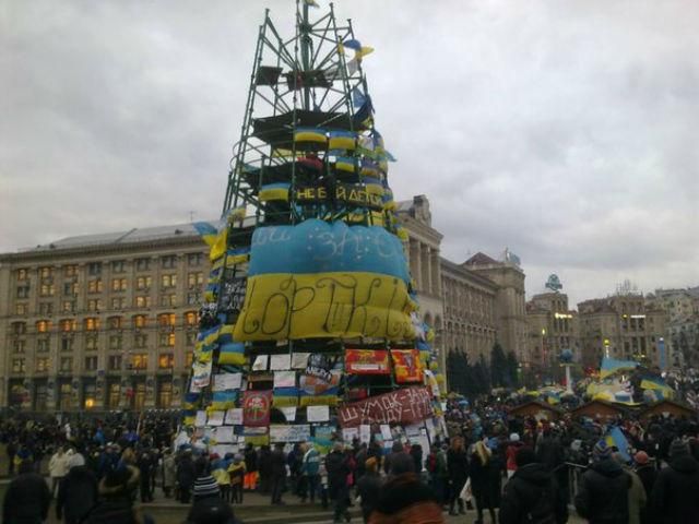 В столице на Театральной площади установили евроелку В столице на Театральной площади установили евроелку