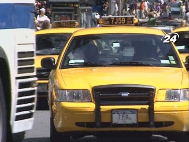 Таксист повернув клієнту пакет з грішми, залишений у салоні авто Таксист повернув клієнту пакет з грішми, залишений у салоні авто