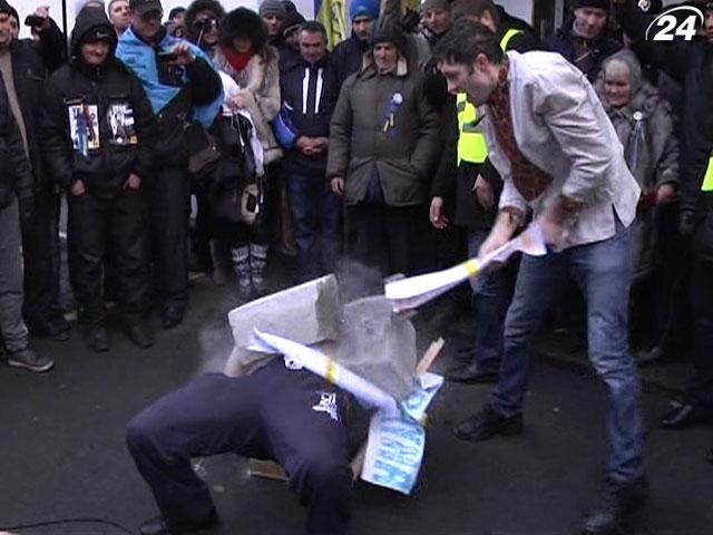 Під стінами МВС активісти розбили бетонну плиту, яка символізує владу Під стінами МВС активісти розбили бетонну плиту, яка символізує владу