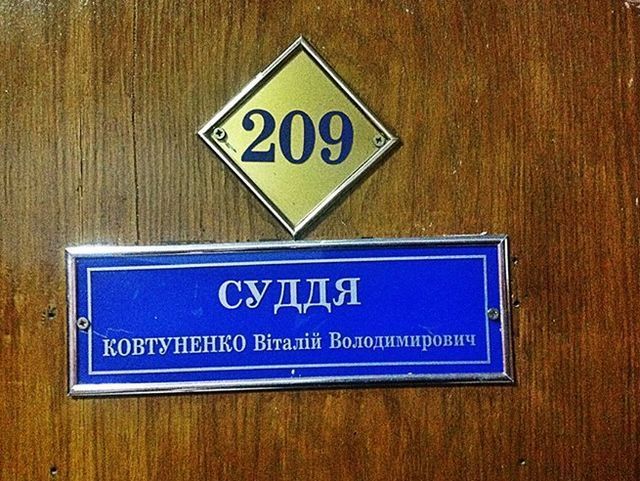 Депутат горсовета будет сидеть под домашним арестом из-за портрета Януковича