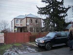 Дом Черновол охраняют евромайдановцы (Фото. Видео)