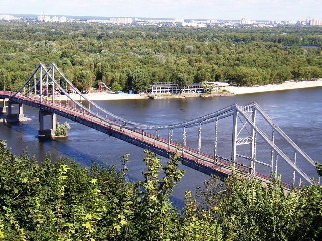 У Києві з мосту впав і розбився насмерть чоловік