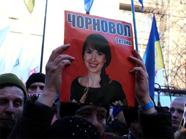 Сотні активістів пікетують МВС з вимогою розслідувати напад на Чорновол (Фото)