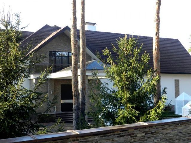 На митинг возле дачи Захарченко приехали сотни людей На митинг возле дачи Захарченко приехали сотни людей