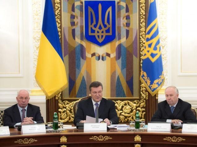 Янукович звинуватив уряд у тому, що довелось брати нові кредити 