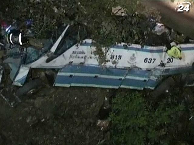 В Таиланде автобус упал в 50-метровую пропасть: более 30 человек погибли