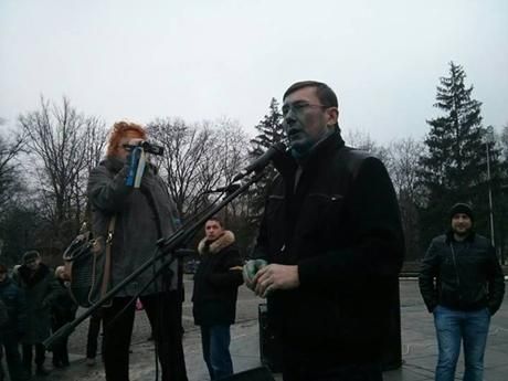 В Харькове облили зеленкой Луценко, который поехал расширять Майдан на восток