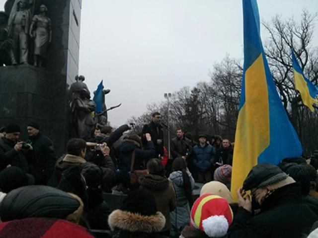 Людей, які облили подружжя Луценків зеленкою, затримали, - УНН - 28 грудня 2013 - Телеканал новин 24 Людей, які облили подружжя Луценків зеленкою, затримали, - УНН - 28 грудня 2013 - Телеканал новин 24