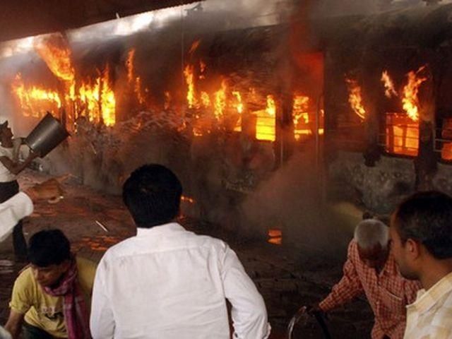 В Індії у палаючому вагоні потяга загинули 26 осіб 