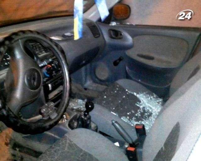 У Дніпропетровську євромайданівцю потрощили авто У Дніпропетровську євромайданівцю потрощили авто