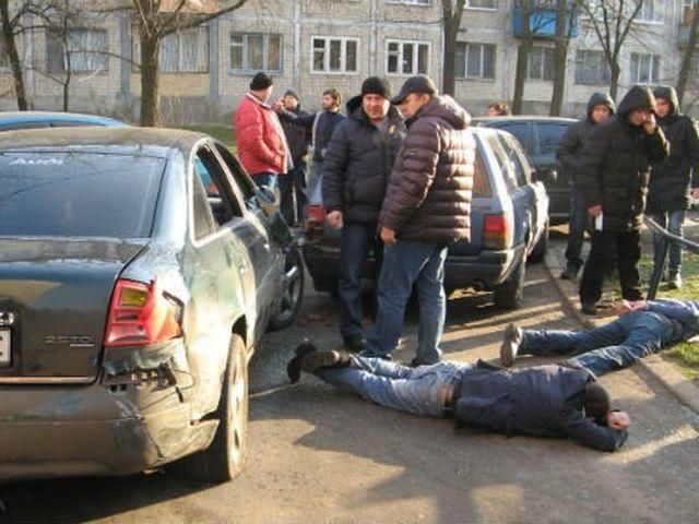 У Києві серед дня невідомі влаштували погоню із стріляниною (Фото) У Києві серед дня невідомі влаштували погоню із стріляниною (Фото)