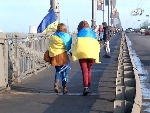 30 тысяч лент активисты повесили вдоль моста Патона 30 тысяч лент активисты повесили вдоль моста Патона