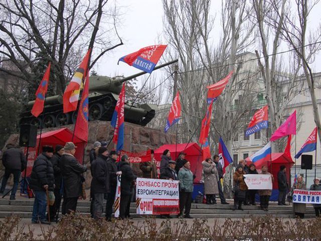 У Донецьку відбувся мітинг на підтримку вступу України у Митний союз, прийшло близько 50 людей