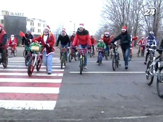 В Запорожье Деды Морозы и Снегурочки пересели на велосипеды