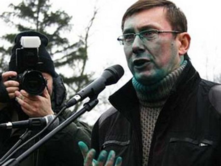 Трех людей, которые облили зеленкой супругов Луценко, обязали уплатить штраф в 119 гривен Трех людей, которые облили зеленкой супругов Луценко, обязали уплатить штраф в 119 гривен