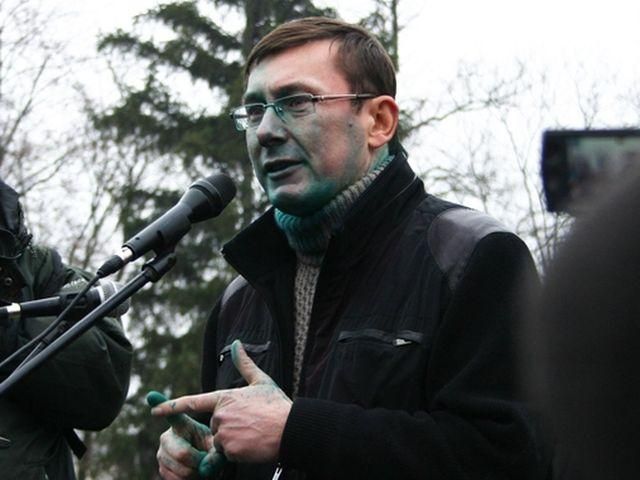 Зеленка, кирпичи, яйца и поджоги, - Украина пережила 28 декабря Зеленка, кирпичи, яйца и поджоги, - Украина пережила 28 декабря