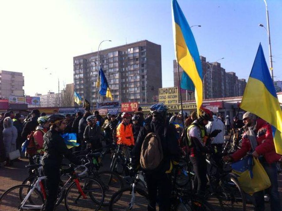 Активісти на велосипедах зібрались в гості до Януковича і Медведчука (Фото) Активісти на велосипедах зібрались в гості до Януковича і Медведчука (Фото)