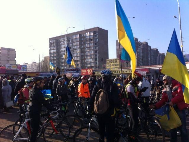 Активісти на велосипедах зібрались в гості до Януковича і Медведчука (Фото)