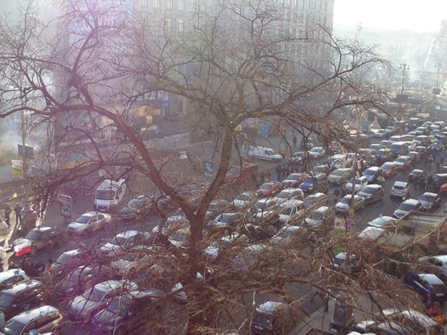 Колонной Автомайдана к Межигорью отправились сотни автомобилей Колонной Автомайдана к Межигорью отправились сотни автомобилей