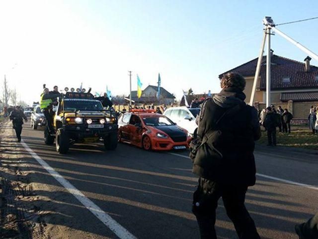 Януковичу в Межигорье повезли пустой гроб (Фото) Януковичу в Межигорье повезли пустой гроб (Фото)